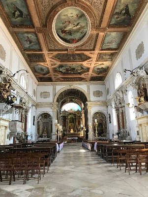 11. Interiér kostela sv. Jiří v Pirani